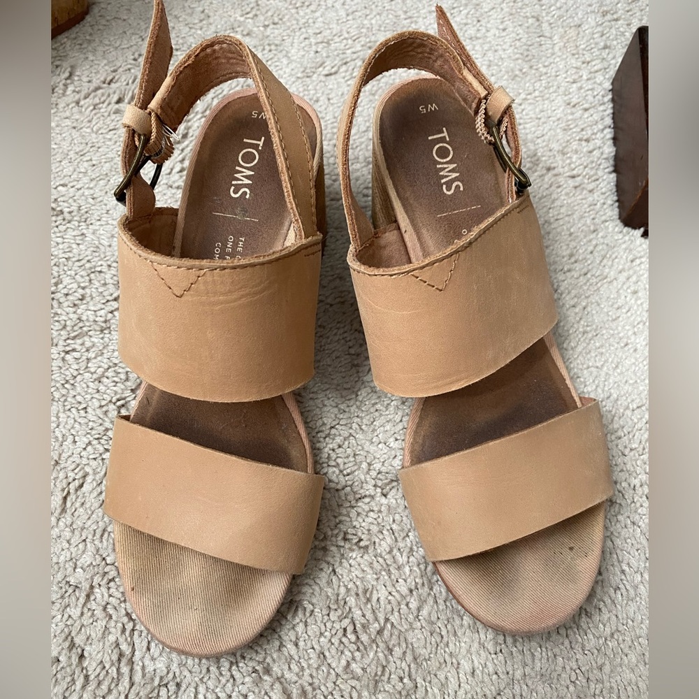 Womens TOMS neutral block heel sandal size 5